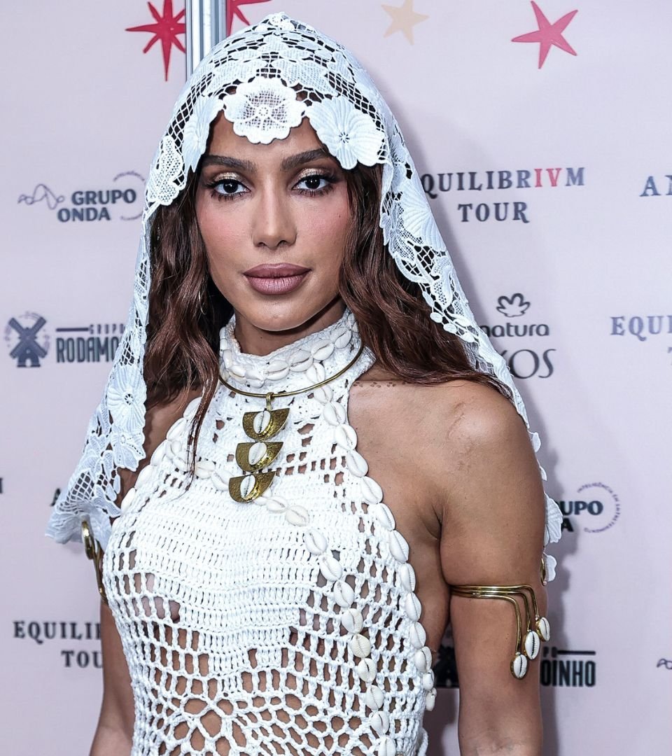Anitta e Danilo Mesquita flagrados aos beijos em bar no RJ