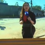 Repórter da Record cai em bueiro ao vivo e apresentador vai ao desespero