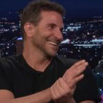 Gigi Hadid e Bradley Cooper aparecem com anéis iguais em Paris e web monta teoria