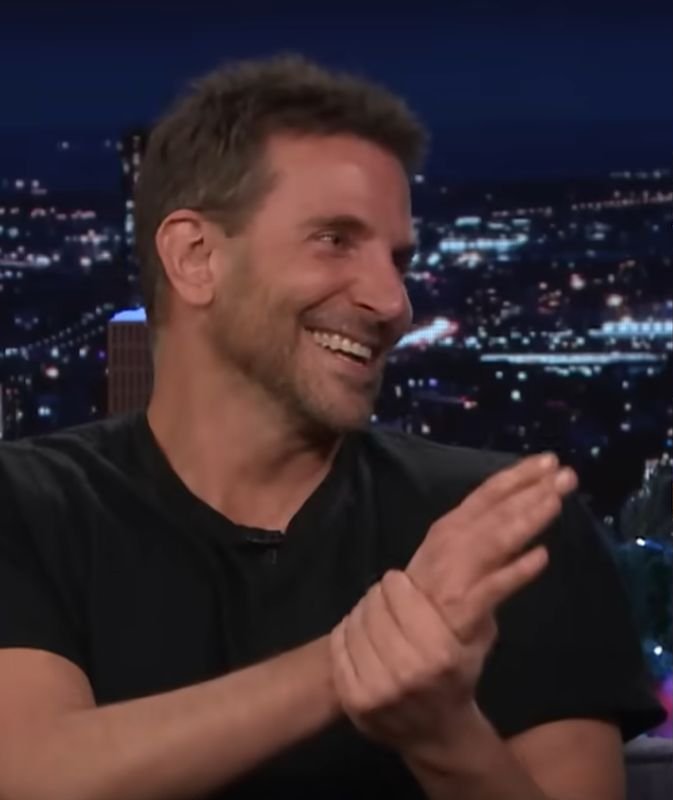 Gigi Hadid e Bradley Cooper aparecem com anéis iguais em Paris e web monta teoria