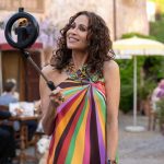 Minnie Driver revela que saiu rastejando de carro após grave acidente na França