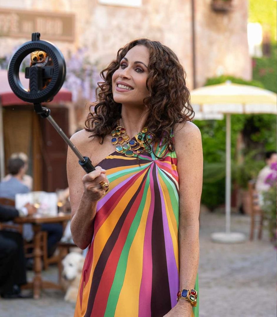 Minnie Driver revela que saiu rastejando de carro após grave acidente na França
