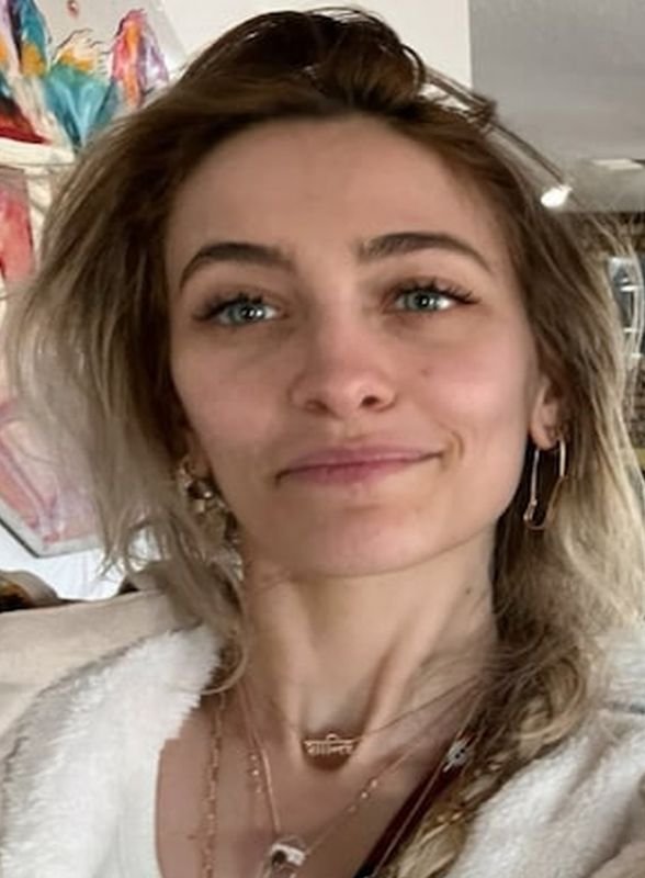 Paris Jackson revela como foi o reencontro com a mãe Debbie Rowe