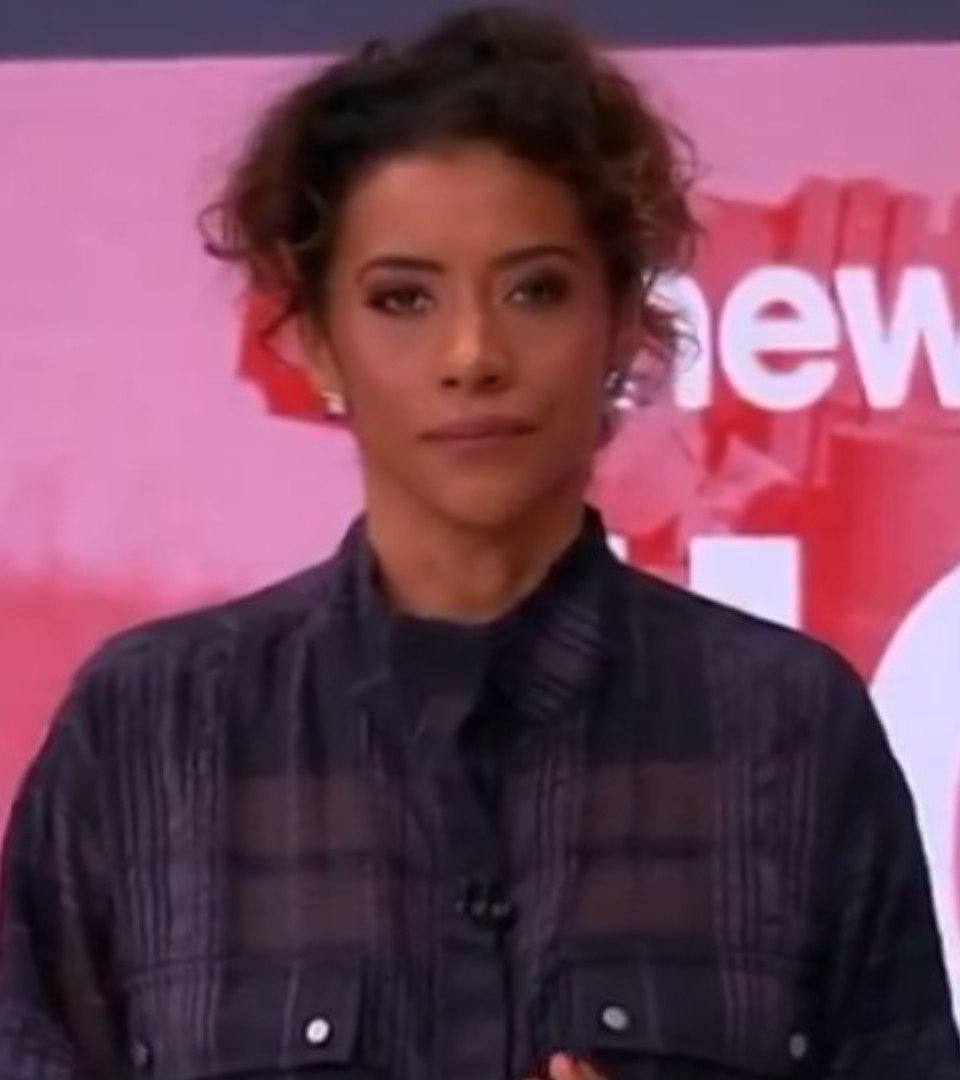 Aline Midlej detona produção ao vivo no Jornal das Dez: "Está uma bagunça aqui"