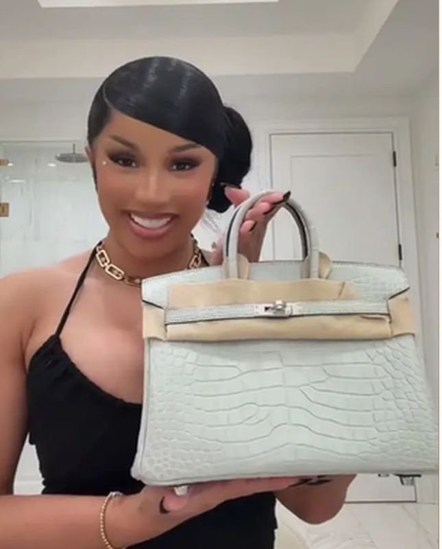 Cardi B exibe coleção de bolsas que passa de R$ 1 milhão em vídeo no TikTok