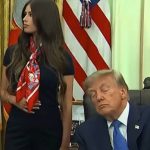 Funcionária da Casa Branca vira meme por teoria de que dava choques em Trump