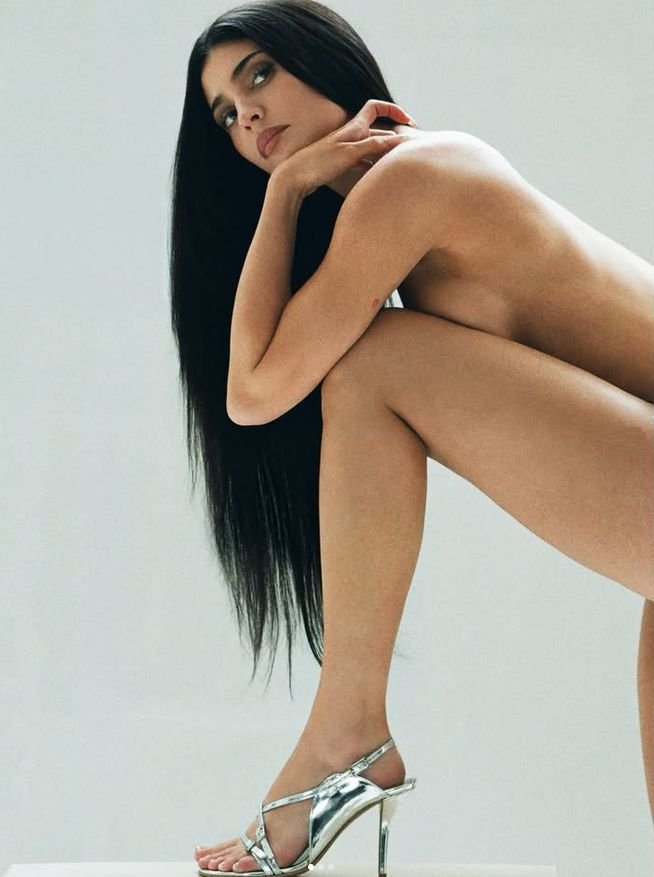 Kylie Jenner nua (só nos cabelos) para anunciar drop de sandálias da Khy