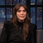 Elizabeth Olsen aparece com filho no colo depois de esconder gravidez inteira