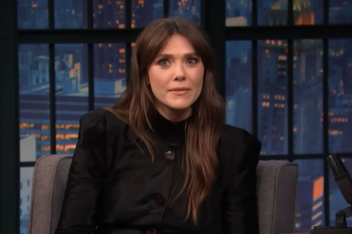 Elizabeth Olsen aparece com filho no colo depois de esconder gravidez inteira