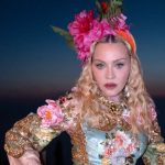 Madonna posta fotos da festa de 68 anos na Grécia com filhos e namorado mais jovem
