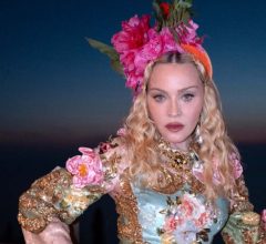Madonna posta fotos da festa de 68 anos na Grécia com filhos e namorado mais jovem