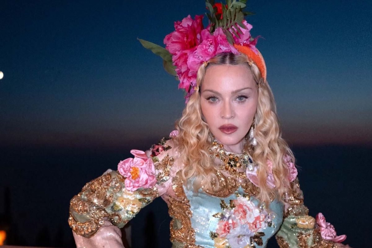 Madonna posta fotos da festa de 68 anos na Grécia com filhos e namorado mais jovem