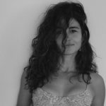 Nanda Costa posa de biquíni e entrega "minha gata" no caption