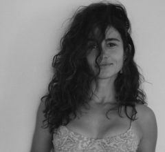 Nanda Costa posa de biquíni e entrega "minha gata" no caption