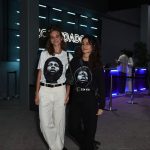 Nanda Costa e Emilie Rey juntas no show de Djavan e os sorrisos disseram o resto
