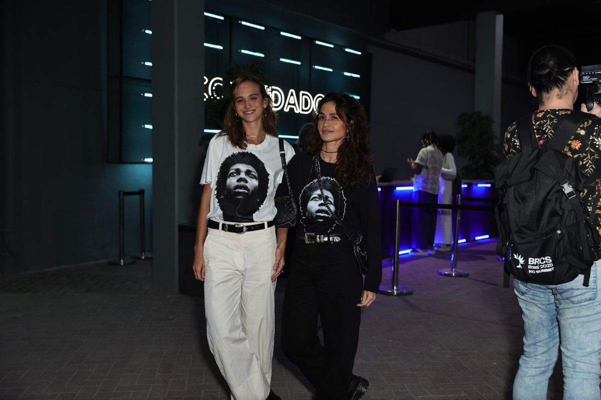Nanda Costa e Emilie Rey juntas no show de Djavan e os sorrisos disseram o resto
