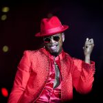 Ne-Yo é processado após cachorro atacar entregadora na porta de casa