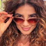 Paula Fernandes malha de biquíni e abre o jogo sobre infância perdida