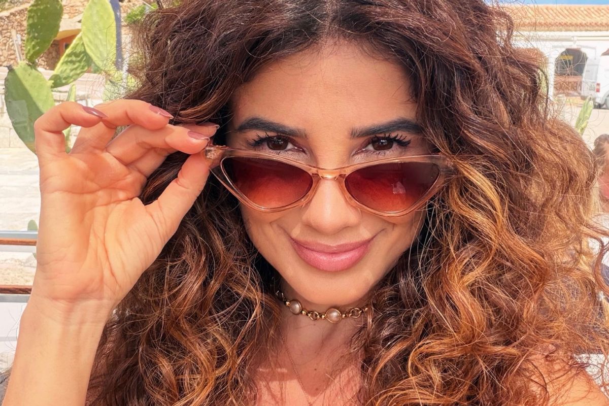 Paula Fernandes malha de biquíni e abre o jogo sobre infância perdida