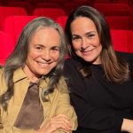 Regina e Gabriela Duarte em climão ao vivo: filha tenta barrar pergunta sobre Bolsonaro