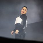 Rosalía chora e pede desculpas na Argentina após post polêmico sobre Copa