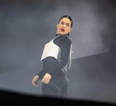 Rosalía chora e pede desculpas na Argentina após post polêmico sobre Copa