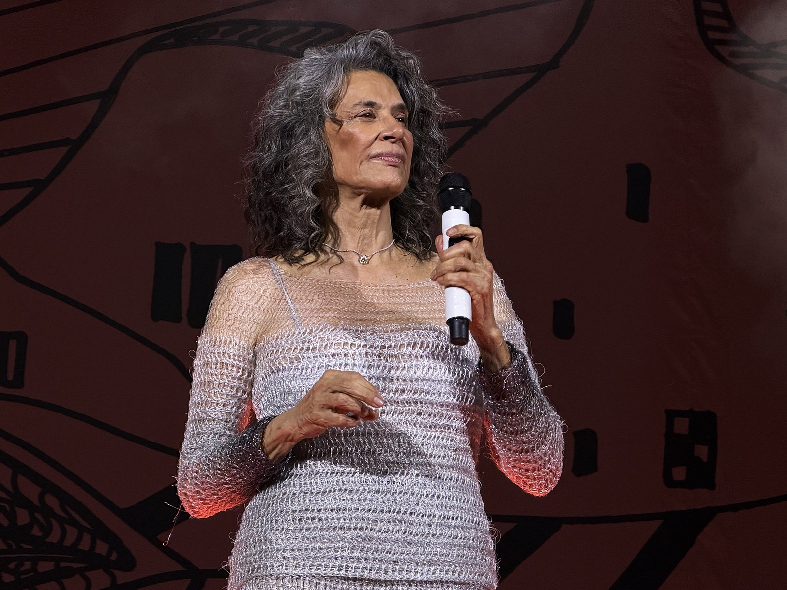 Simone estreia "Que mulher é essa?" no Vivo Rio e acerta em cheio