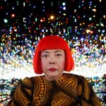 Yayoi Kusama morre aos 97 anos e deixa o mundo coberto de bolinhas