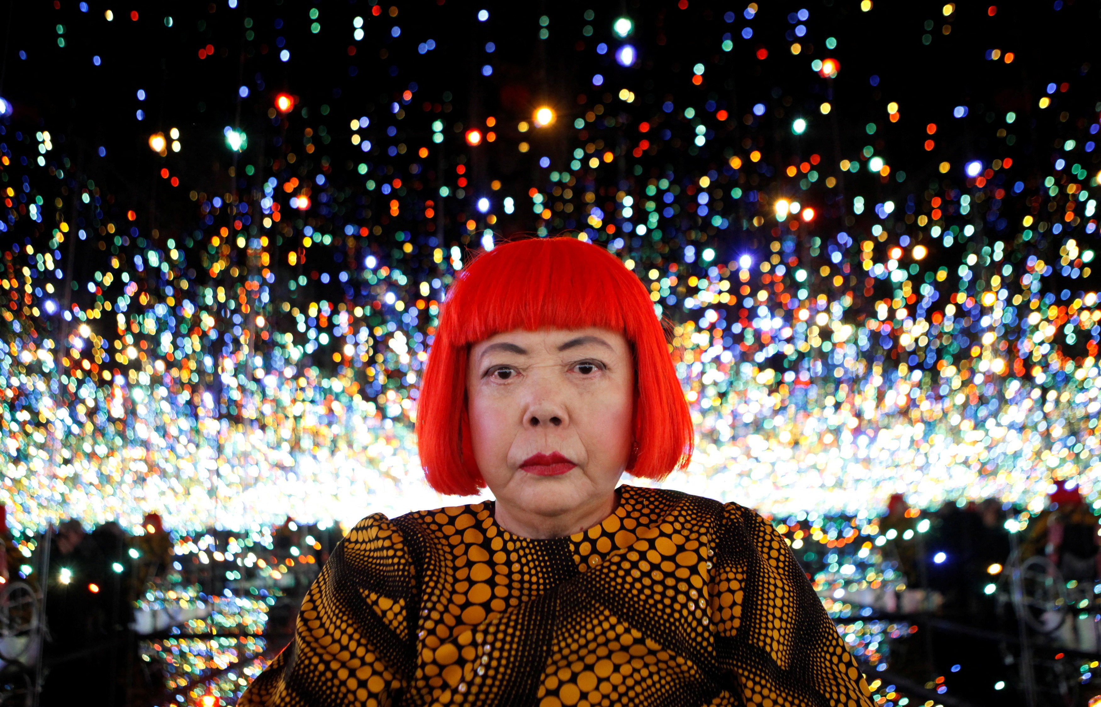Yayoi Kusama morre aos 97 anos e deixa o mundo coberto de bolinhas