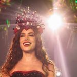 Anitta coroada rainha de bateria da Grande Rio e a comunidade foi ao limite