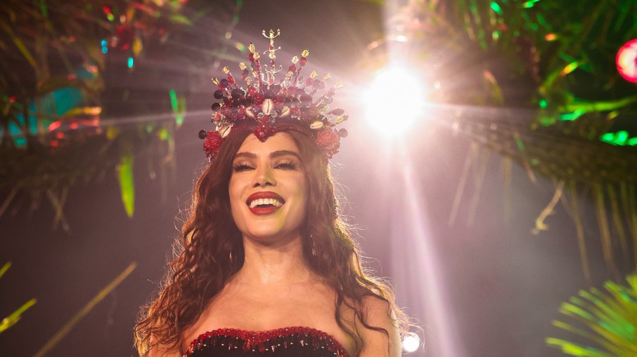Anitta coroada rainha de bateria da Grande Rio e a comunidade foi ao limite