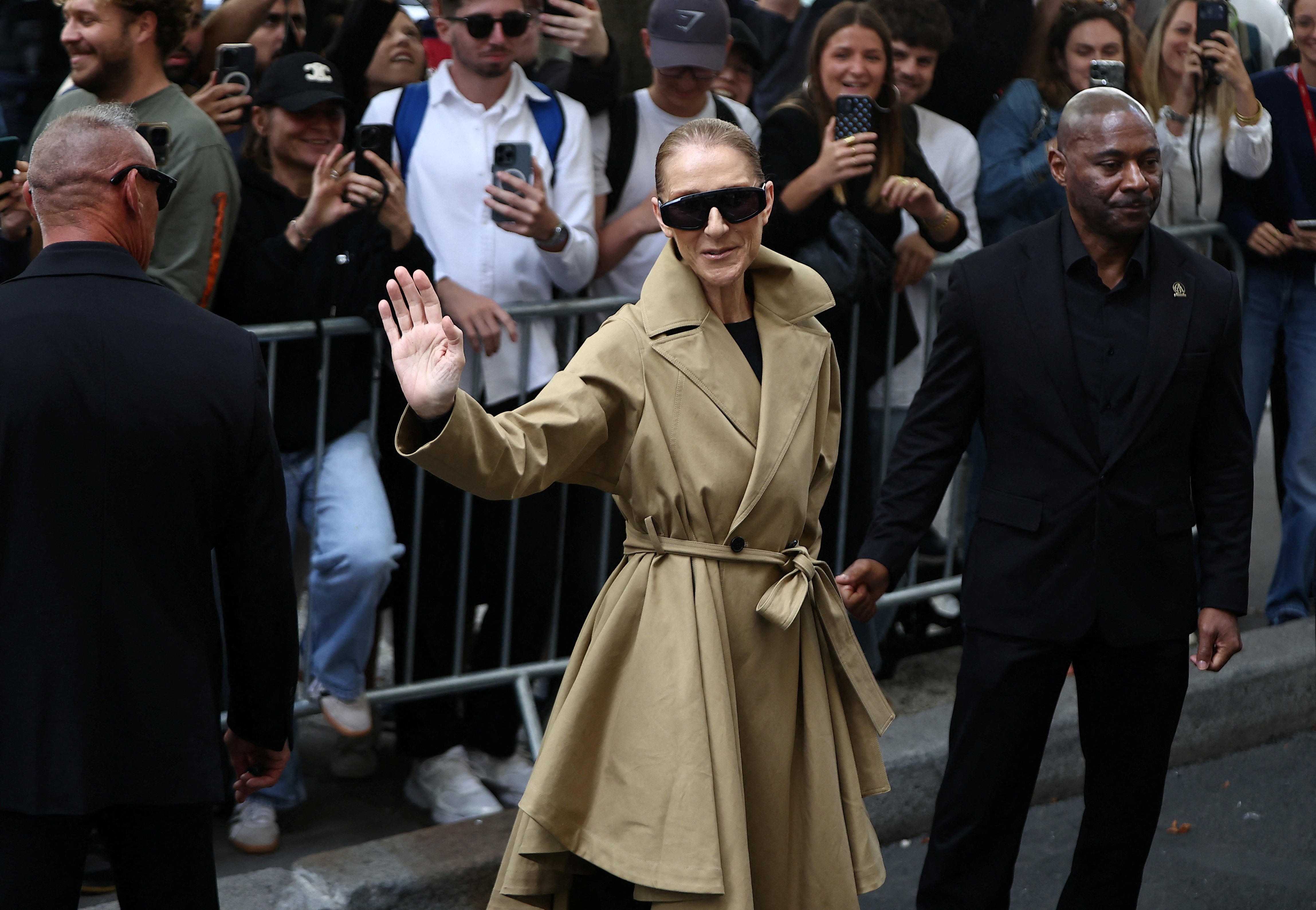 Celine Dion volta aos palcos em Paris depois de 6 anos e revela: "tudo está voltando à minha memória agora"