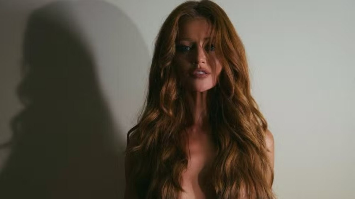 Cintia Dicker faz topless para celebrar Salgueiro e para a internet