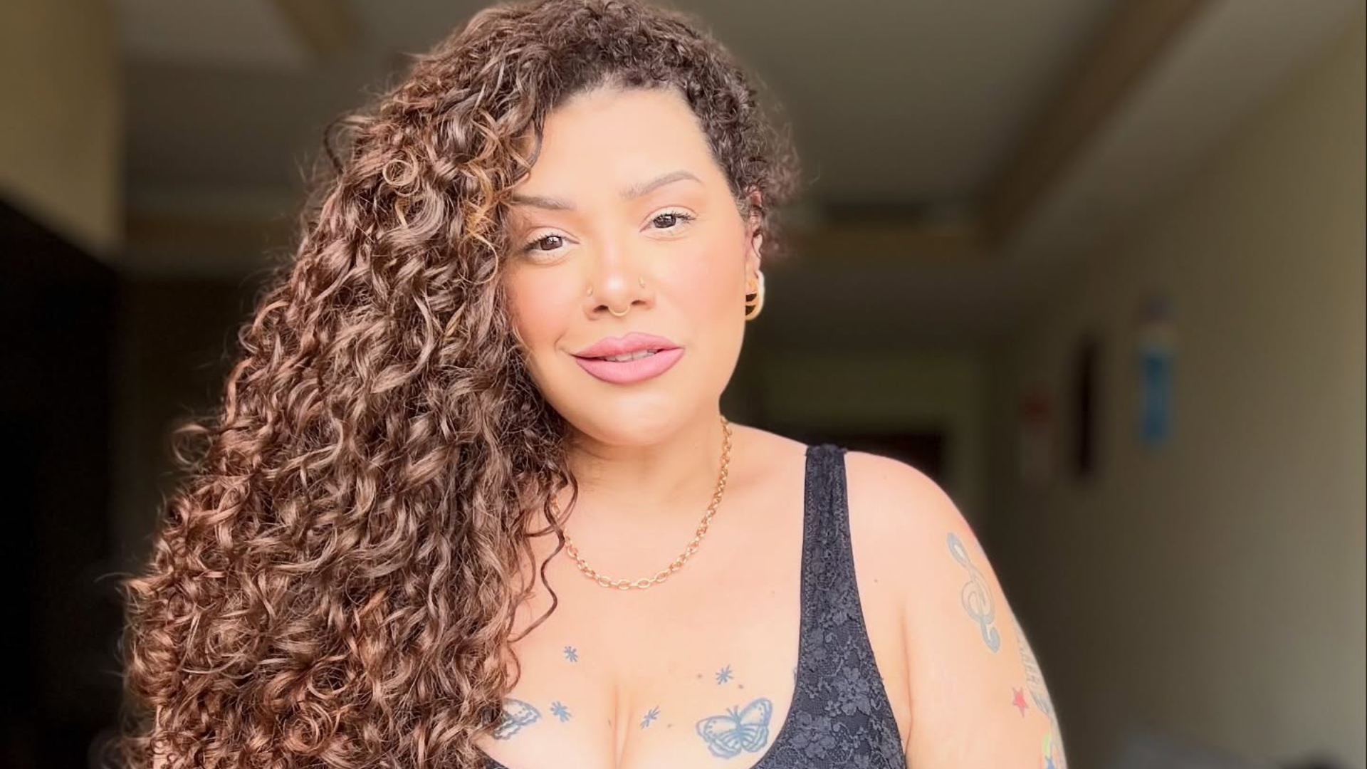 Aila Menezes mostra barriga após abdominoplastia e abre o jogo