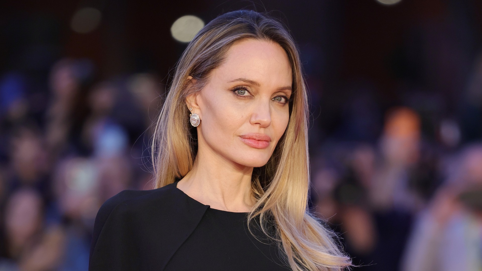 Angelina Jolie estaria pronta pra novo romance, mas com exigências