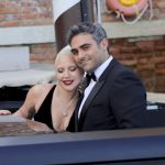Lady Gaga aparece em público com recém-nascido no colo após nascimento do primeiro filho