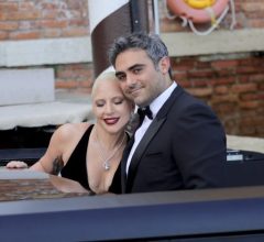 Lady Gaga aparece em público com recém-nascido no colo após nascimento do primeiro filho