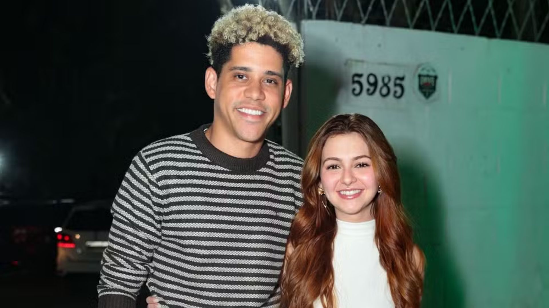 Klara Castanho e Cauê Campos assumem namoro no Rock in Rio e reclamam de exposição