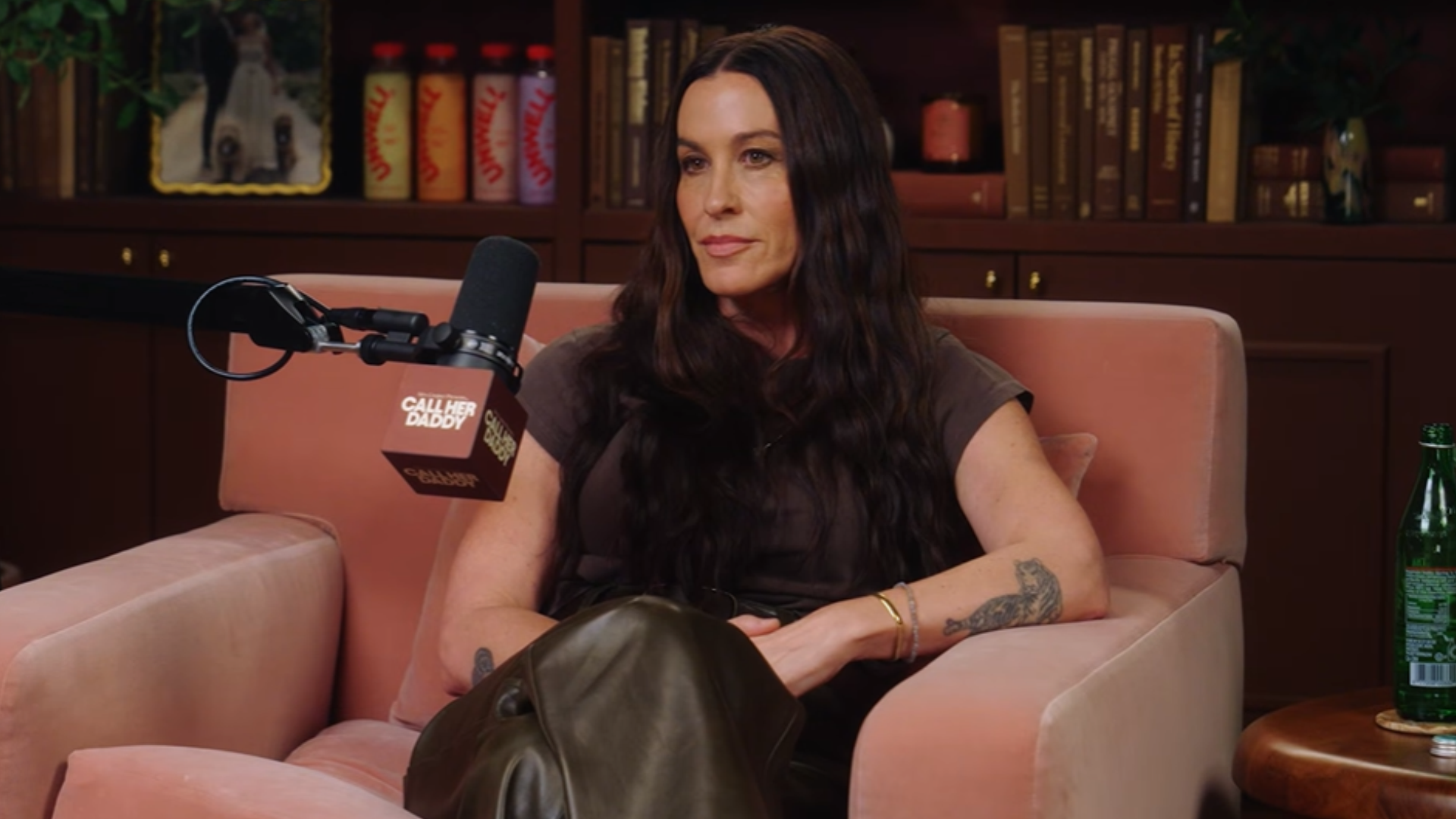 Alanis Morissette revela depressão pós-parto nas 3 gestações: "Só conseguia imaginar morte"