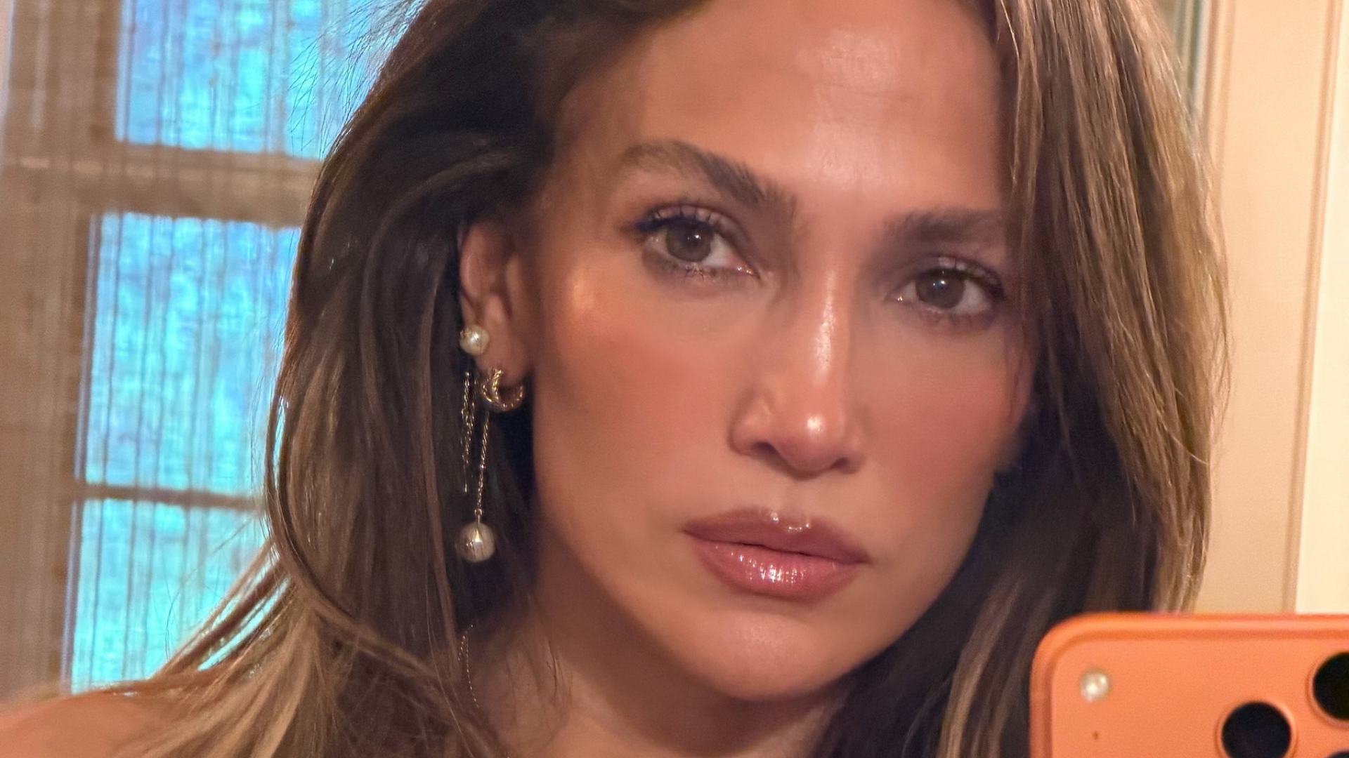 JLo estreia mansão de R$ 92 milhões pós-divórcio e chama de "casa dos sonhos da Barbie"
