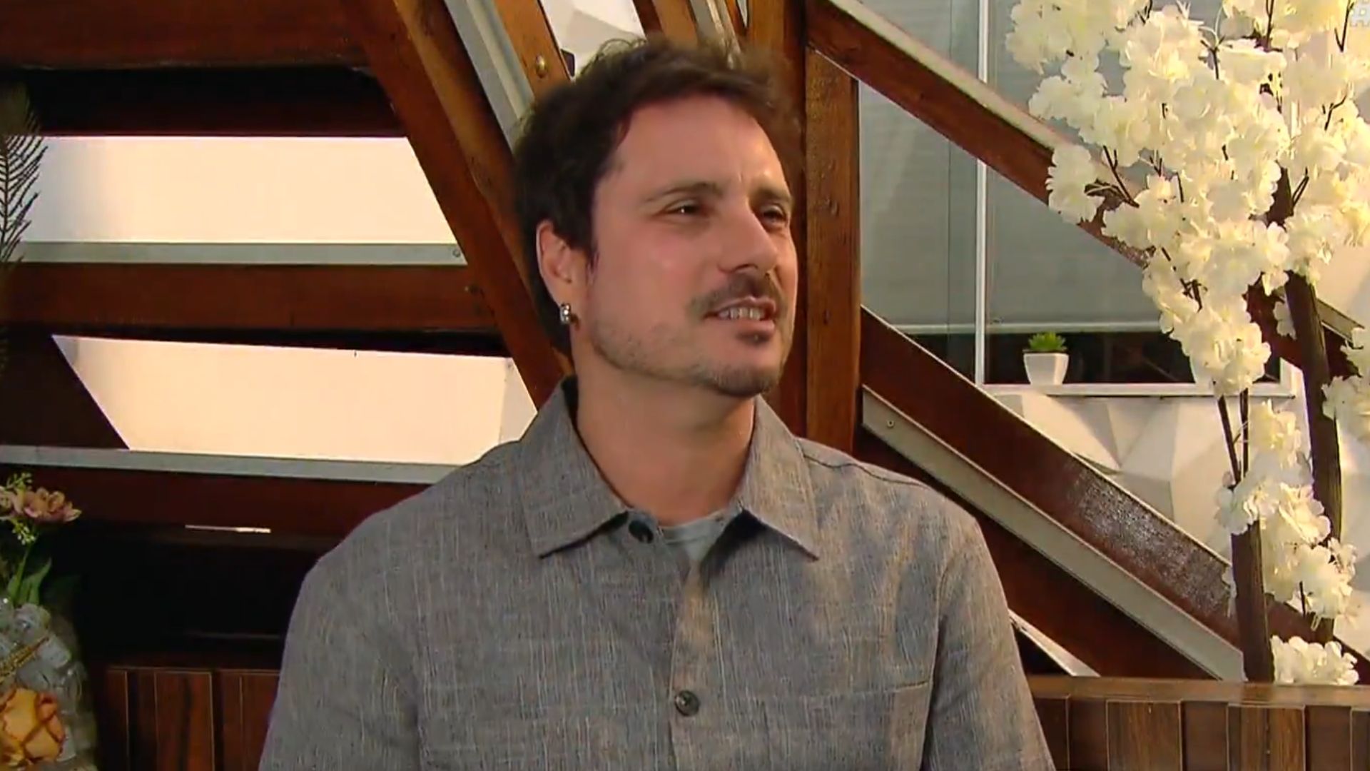 Sergio Abreu faz harmonização facial aos 51 e revela resultado ao vivo no SBT
