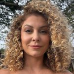 Bárbara Borges celebra o fim do namoro com Iran Malfitano dançando sozinha em casa
