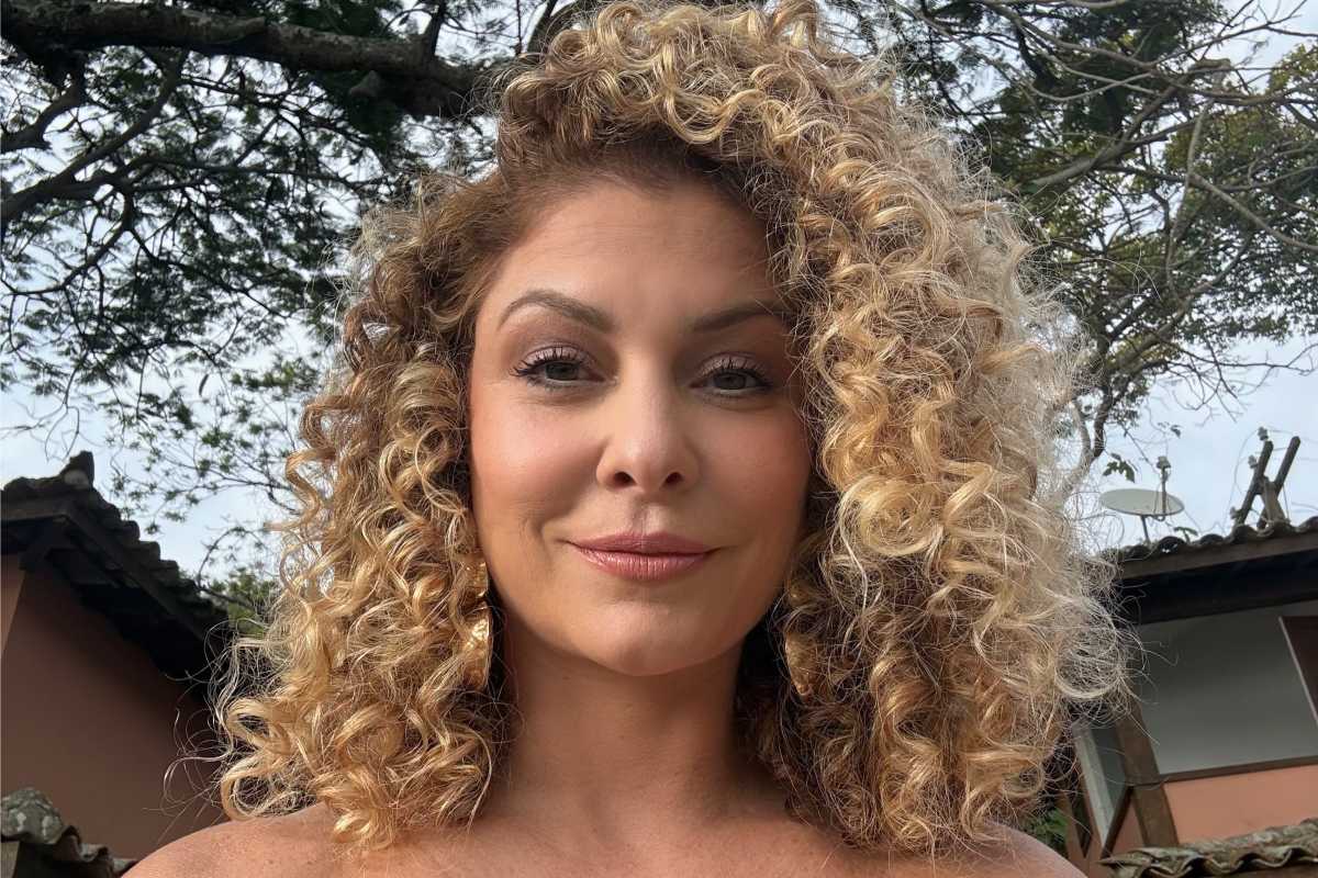 Bárbara Borges celebra o fim do namoro com Iran Malfitano dançando sozinha em casa