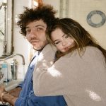 Benny Blanco cruza o oceano de navio para chegar até Selena Gomez