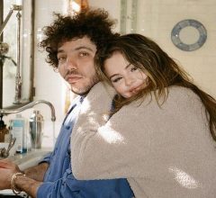 Benny Blanco cruza o oceano de navio para chegar até Selena Gomez
