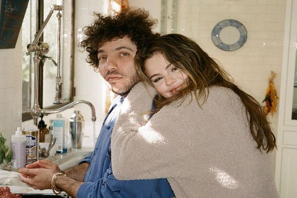 Benny Blanco cruza o oceano de navio para chegar até Selena Gomez