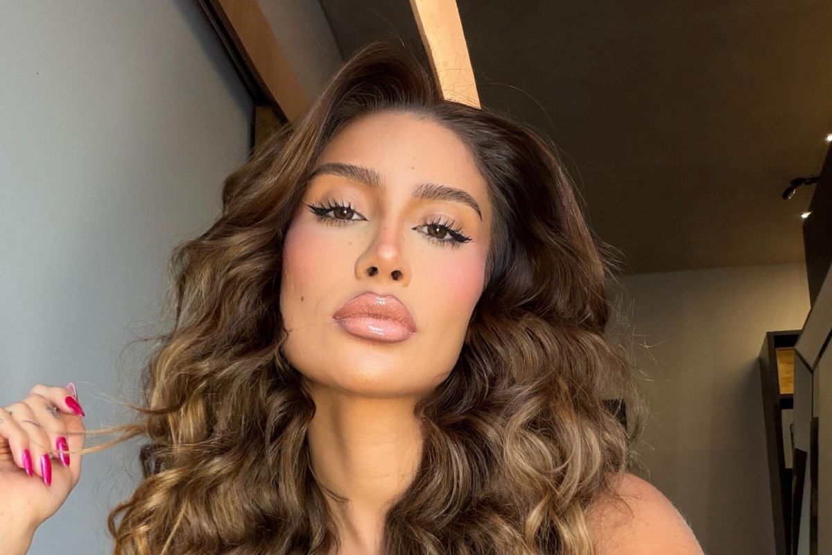 Bianca Andrade posta foto das pernas roxas após ensaios e brinca: "Isso porque estou de joelheira"