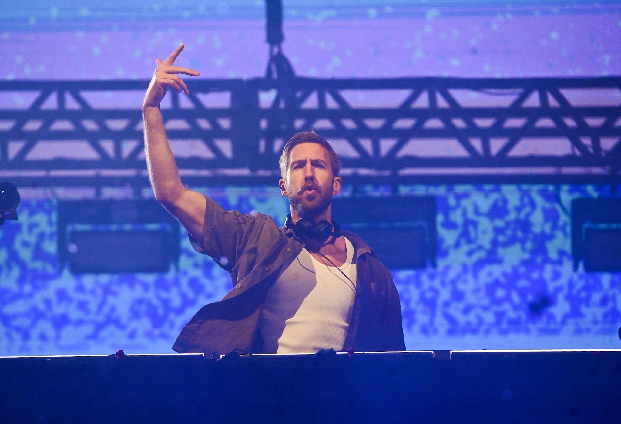 Calvin Harris transforma Rock in Rio em pista de dança com chuva, fogo e "One Kiss"
