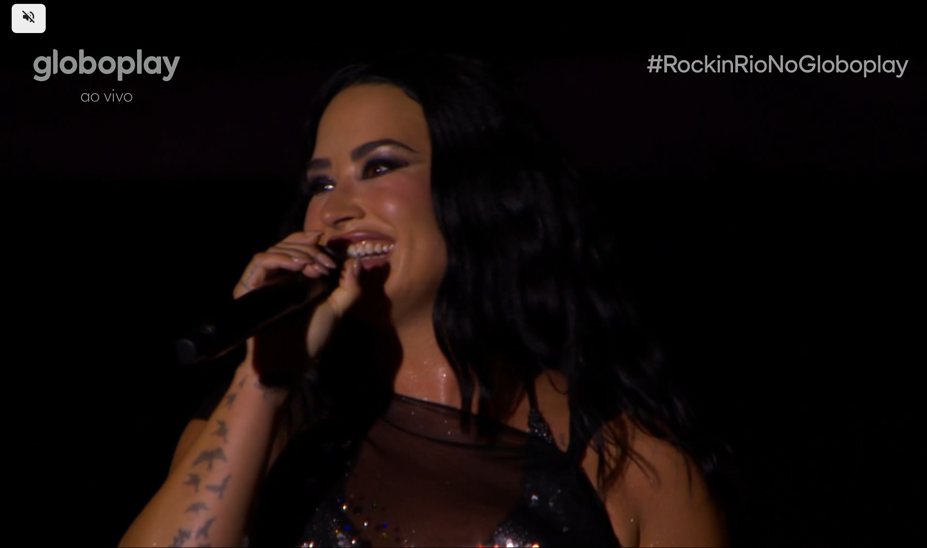 Demi Lovato chora em show de São Paulo e desabafa: "Tive um dia muito difícil hoje"