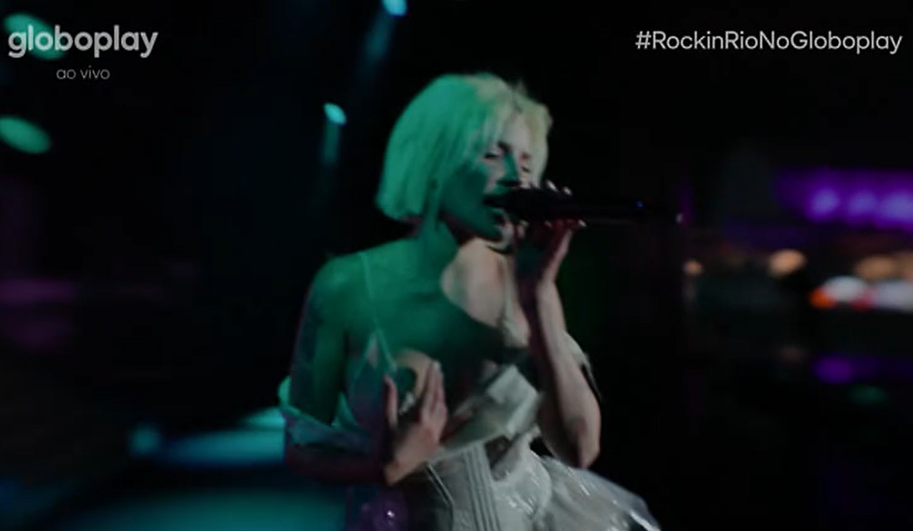 Halsey choca no Rock in Rio dois dias após revelar "infecção pesada no rosto"
